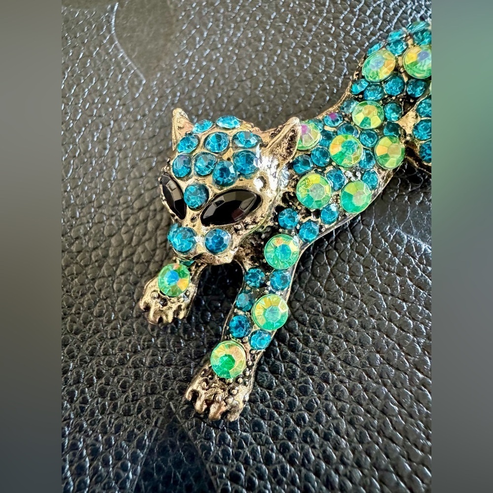 New Teal Blue & Iridescent Faceted Crystal Leopard Gold Tone Pin Brooch - 2.5” - Picture 5 of 8